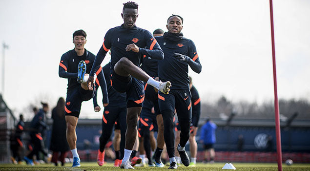 Amadou Haidara performant en R-ONE grip 2.0 - RB Leipzig