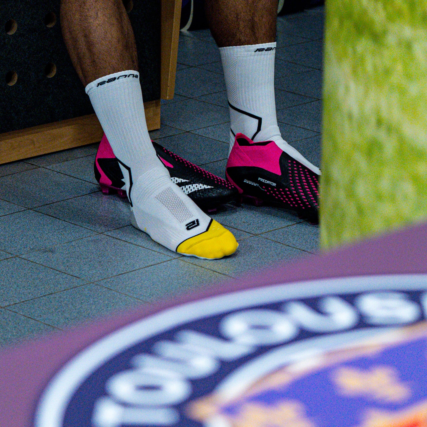 Photo des chaussettes de performances antidérapantes RANNA dans le vestiaire du Toulouse football club