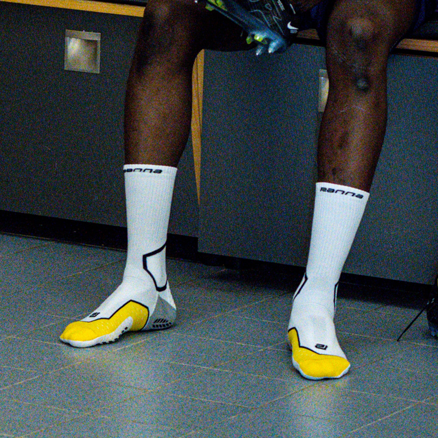 Photo des chaussettes de performances antidérapantes RANNA dans le vestiaire du Toulouse football club